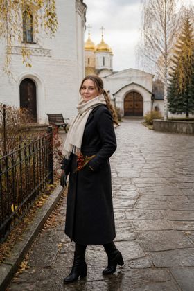 Осенний портрет в тихом храмовом дворе — день народного единства открытка