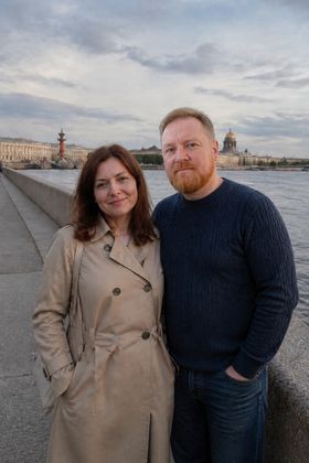 Два человека в общей домашней сцене — добавить человека на фото онлайн