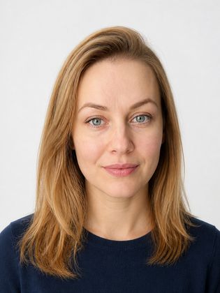 Аккуратный портрет с ровным светом — красивое фото на паспорт