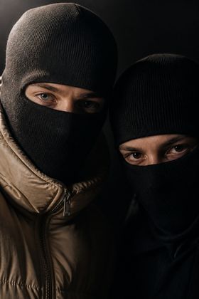 В балаклавах — Парная фотосессия из двух отдельных фото — вдвоём в одном кадре