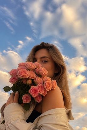 Женщина с букетом кустовых роз — фотосессия с букетом цветов