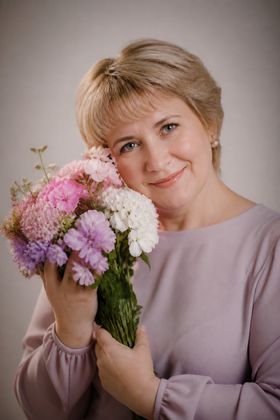 Женщина держит садовые цветы у лица — красивое фото на день рождения