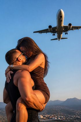 Фотосессия для двоих на открытом воздухе с самолётами в небе