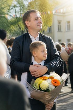 С папой на линейке в толпе — 1 сентября — фото вашего школьника из обычного снимка