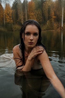 Осеннее озеро в вязаном платье — Образ на осень по вашему фото — за минуту, без фотографа