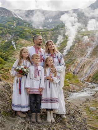Семья в Долине гейзеров